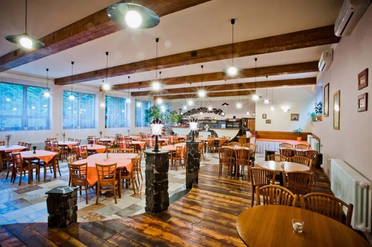 Restaurant de 70 couverts qui propose du dos de saumon rôti, Saint-Louis, Le Clos des Lys